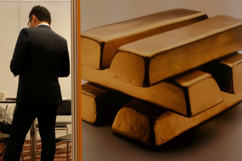 Julius Baer reports that central banks are shifting from U.S. bonds to gold.
